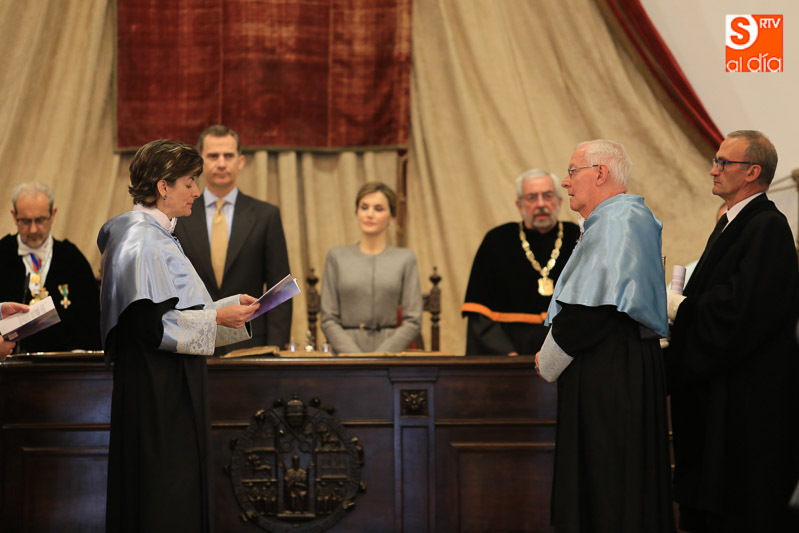 María Ángeles Pérez López, madrina de García de la Concha, ante la atenta mirada de los Reyes
