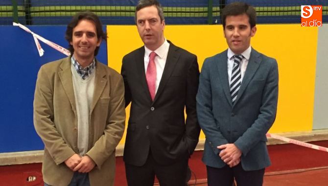 Momento de la visita de las autoridades al rocódromo del Lazarillo de Tormes