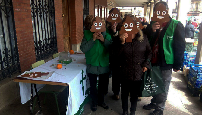 La AECC en Peñaranda instalaba una mesa informativa sobre el cáncer de colon en la Plaza de España