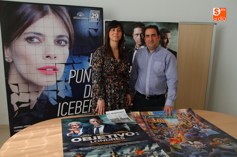 La concejala de Cultura, María Jesús Moro, y Félix Nieto, de Multicines Béjar.