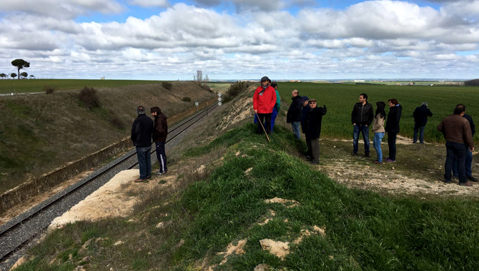 Agricultores de Cantaracillo se concentraban en el mismo lugar en el que se levantaba el puente derribado por ADIF en 2013
