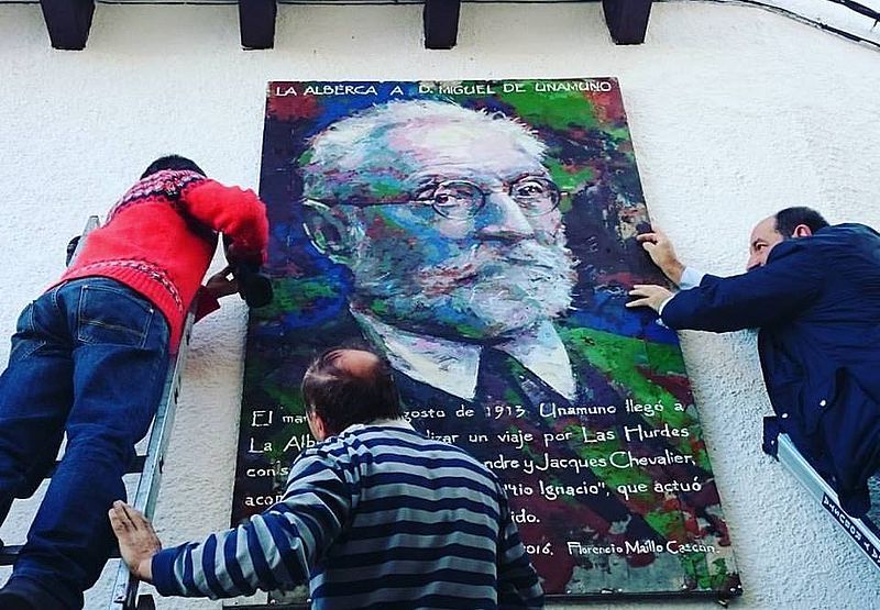 Colocación del retrato mural de Unamuno que recuerda su viaje albercano