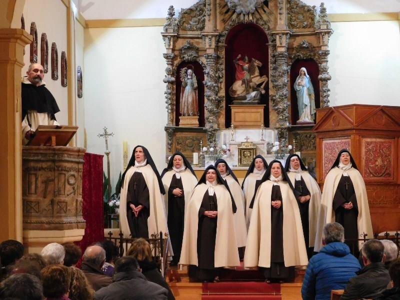 Un techo en el camino de un rey y una monja