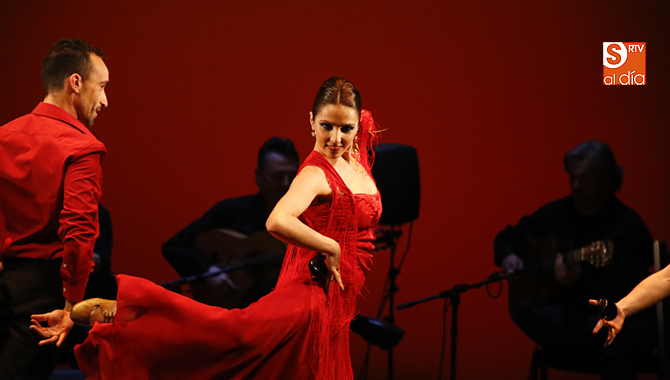 Un momento de la actuación sobre las tablas del Liceo (Foto de Álex López)