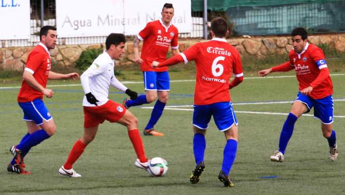Un jugador del Santa Marta, rodeado de contrarios