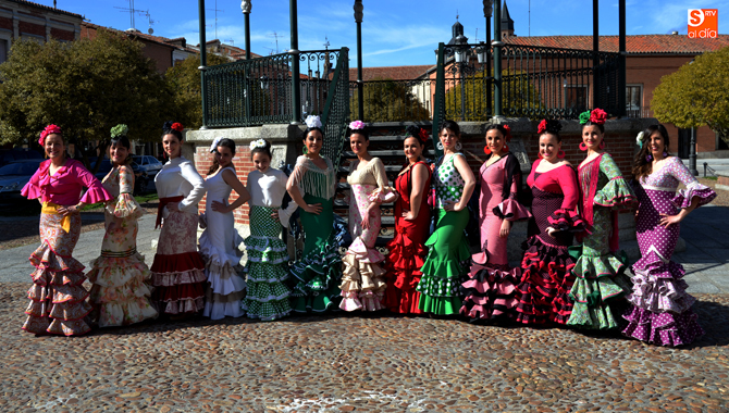 Cientos de sevillanas se unieron a un amplio grupo de caballistas de la comarca para festejar el día grande de la Feria de Abril