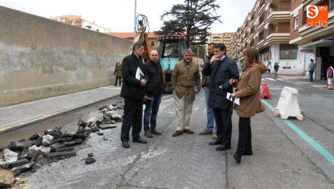 Un momento de la visita del alcalde a la calle Salesas de Salamanca