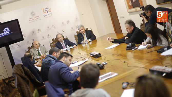 El vicerrector de Economía, Ricardo López, acompañado por José Sánchez y Carlos Bernabéu (Foto de Álex López)