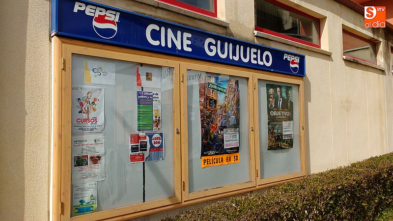 La marquesina del centro cultural vuelve a lucir cartelera cinematográfica.