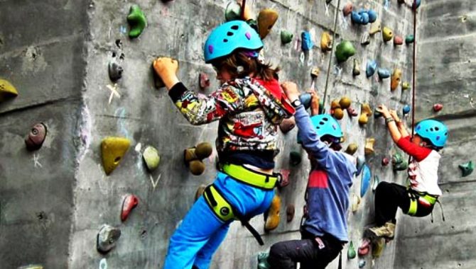 Un momento de la práctica de escalada para niños
