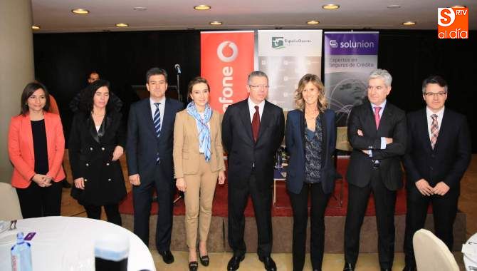 Organizadores y exministros posan en el Hotel NH Puerta de la Catedral