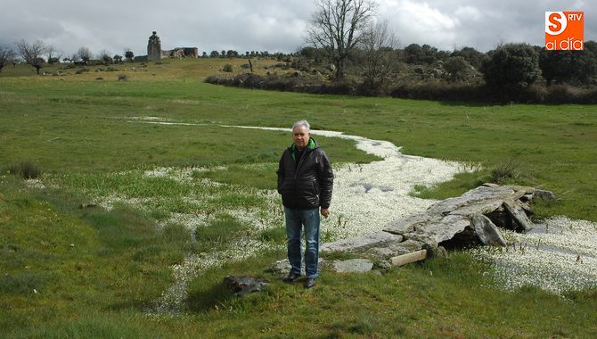 Francisco Alonso, alcalde de Cipérez, junto a la puente y el cementerio al fondo