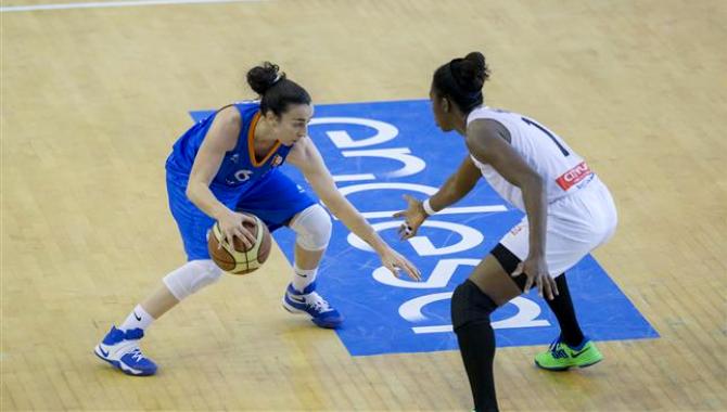 Silvia Domínguez, a la izquierda, en un partido de la Copa de la Reina