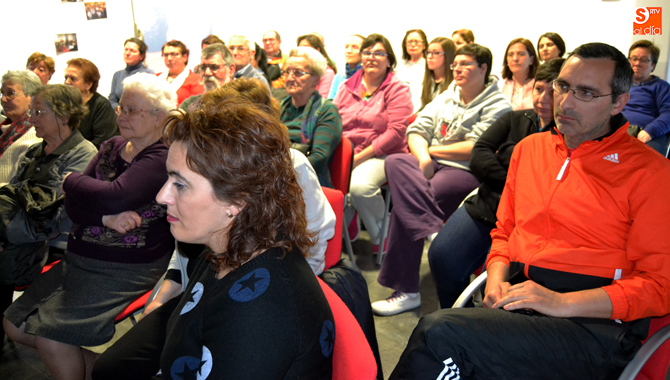 Una treintena de personas asistieron a la charla organizada en la sede de Cruz Roja