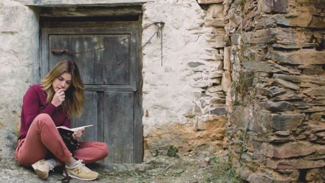 El documental cuenta con la participación de la actriz Ariadna Ugarte