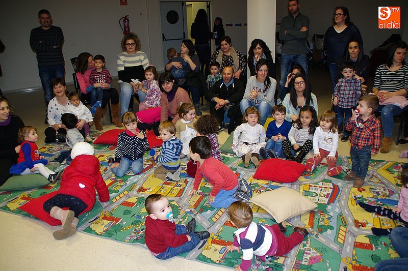 Los más pequeños de la villa disfrutan de la lectura con ‘Déjame que te cuente’  