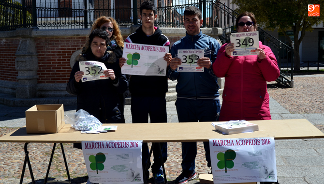 Acopedis instalaba este jueves una mesa informativa en la Plaza de España sobre su novena Marcha Solidaria