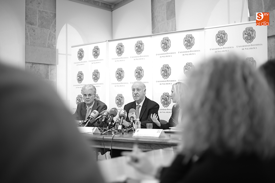 Vicente del Bosque, junto a Belén Schramm, Dircom de la UPSA; y Antonio García, decano de Educación (Foto de Álex López)