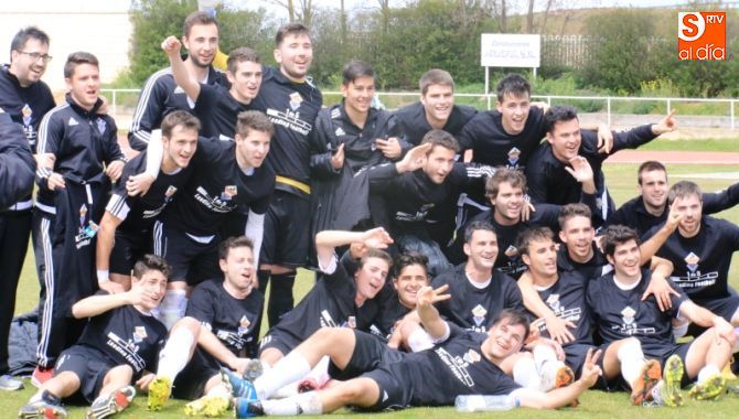 Foto familiar de los jugadores del Salmantino tras el triunfo