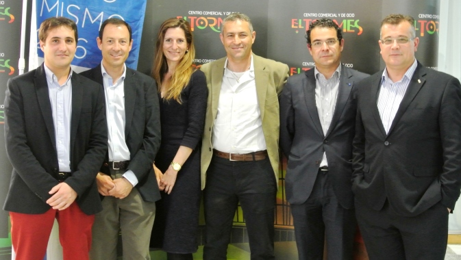 La directora del Centro Comercial El Tormes, Cuca Gonzalo, junto a directivos de Kone