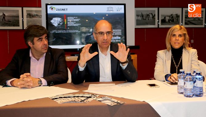 De iz. a der., Diego Ledesma, alcalde de Saucelle; Javier Iglesias, presidente de la Diputación;  y Chabela de la Torre, Vta. 2ª / CORRAL