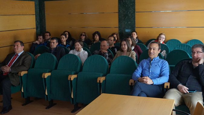 El alcalde y los asistentes a la presentación del vídeo contra la violencia de género