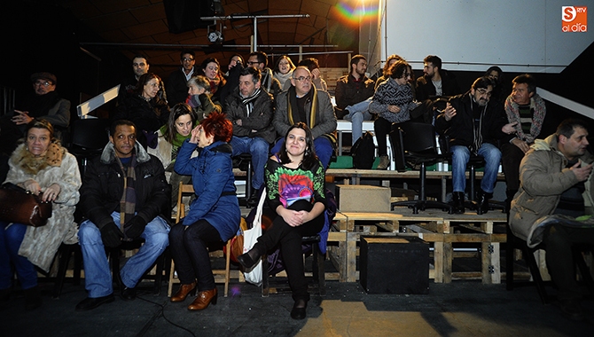 Estefanía Rodero, secretaria provincial de Podemos, rodeada de militantes morados