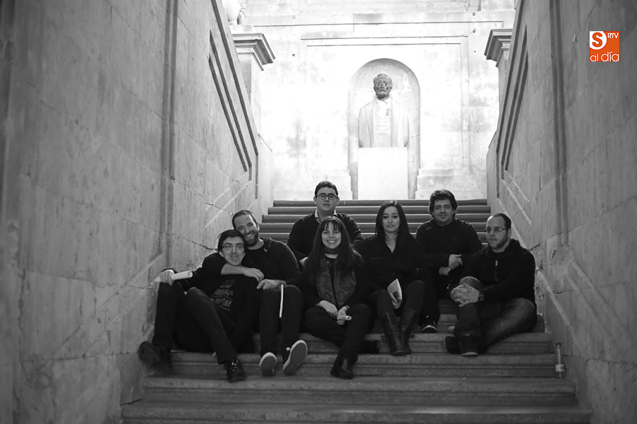 Miembros de Caterva Teatro posan en las escaleras del Palacio de Anaya (Foto de Álex López)