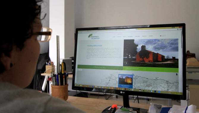 Una persona visualiza la nueva web