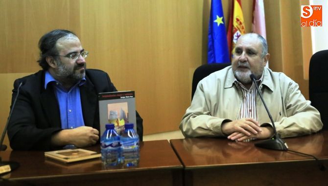 Un momento de la conferencia con Enrique Viloria y Alfredo Pérez Alencart