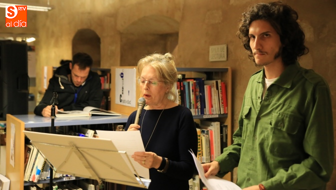 Manoli Mateos, histórica locutora de la radio salmantina, participó en este encuentro literario / Foto de Alberto Martín