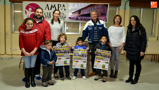 La concejal de Deportes Pilar García, junto a integrantes de la AMPA y la dirección del centro presentaban hoy la prueba