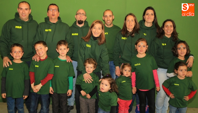 Las peñas animaron los juegos que se realizaban en el pabellón / Foto de Alberto Martín