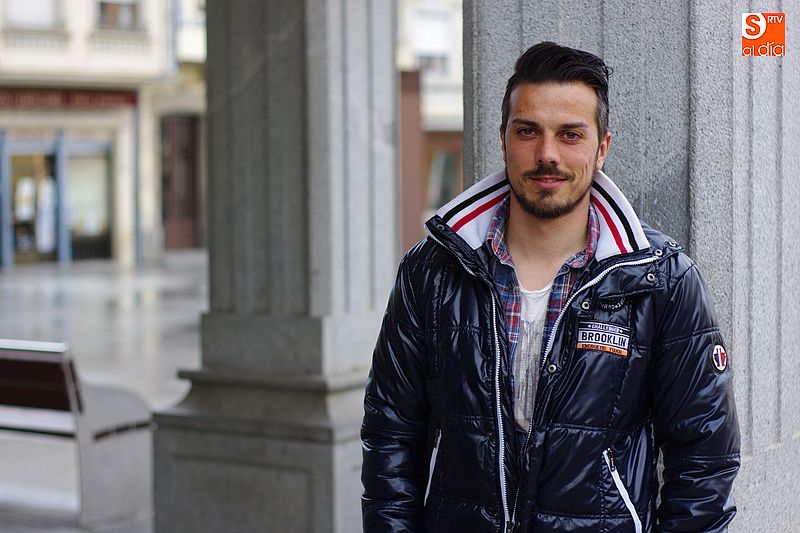 El técnico, Rubén de la Barrera, en la plaza Mayor de Guijuelo.