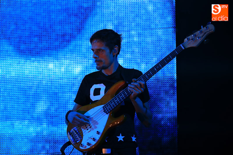 La potente voz de Malú llena el Multiusos