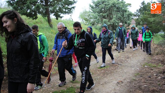 La lluvia mostró a los senderistas otra cara de esta espectacular ruta / CORRAL