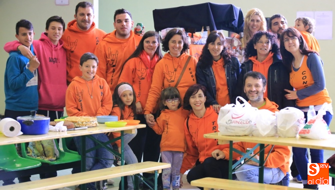 Una de las peñas que disfrutaba de la comida popular organizada en este sábado / Foto de Alberto Martín
