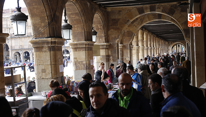 Gran ambiente entre los arcos de la Plaza Mayor