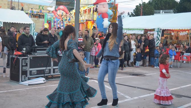 Gran ambiente en la Feria de Abril del Centro Comercial El Tormes