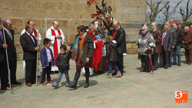 Finalizada la procesión por las calles, los vecinos acudieron fieles al ofertorio