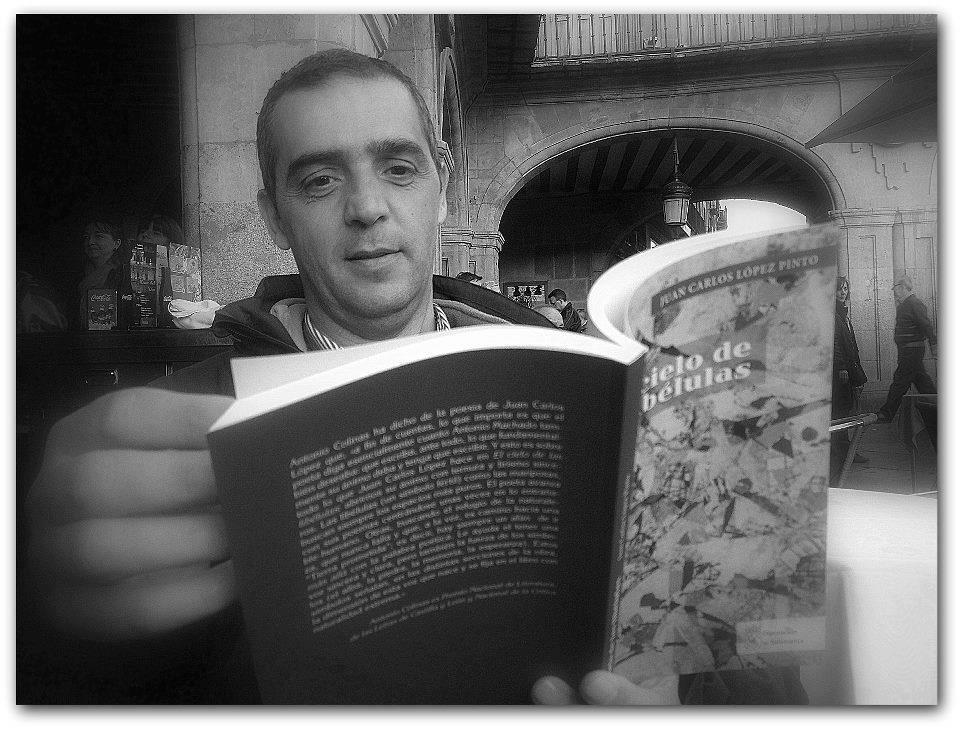 En la imagen, el fotógrafo Pablo de la Peña leyendo “El cielo de las libélulas” en la literaria terraza del Café Novelty