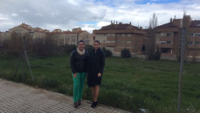 Las concejalas Silvia González y Marta Labrador, en la parcela donde se construirá el pabellón