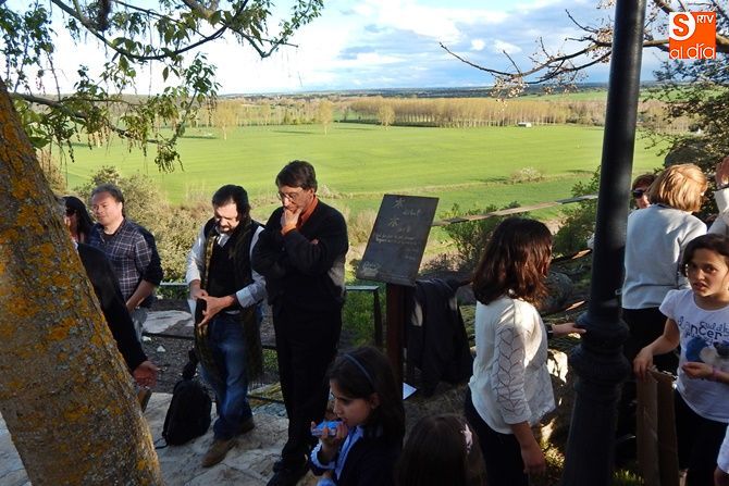 Joaquín Araújo ha descubierto la segunda placa en la Peña del Castillo