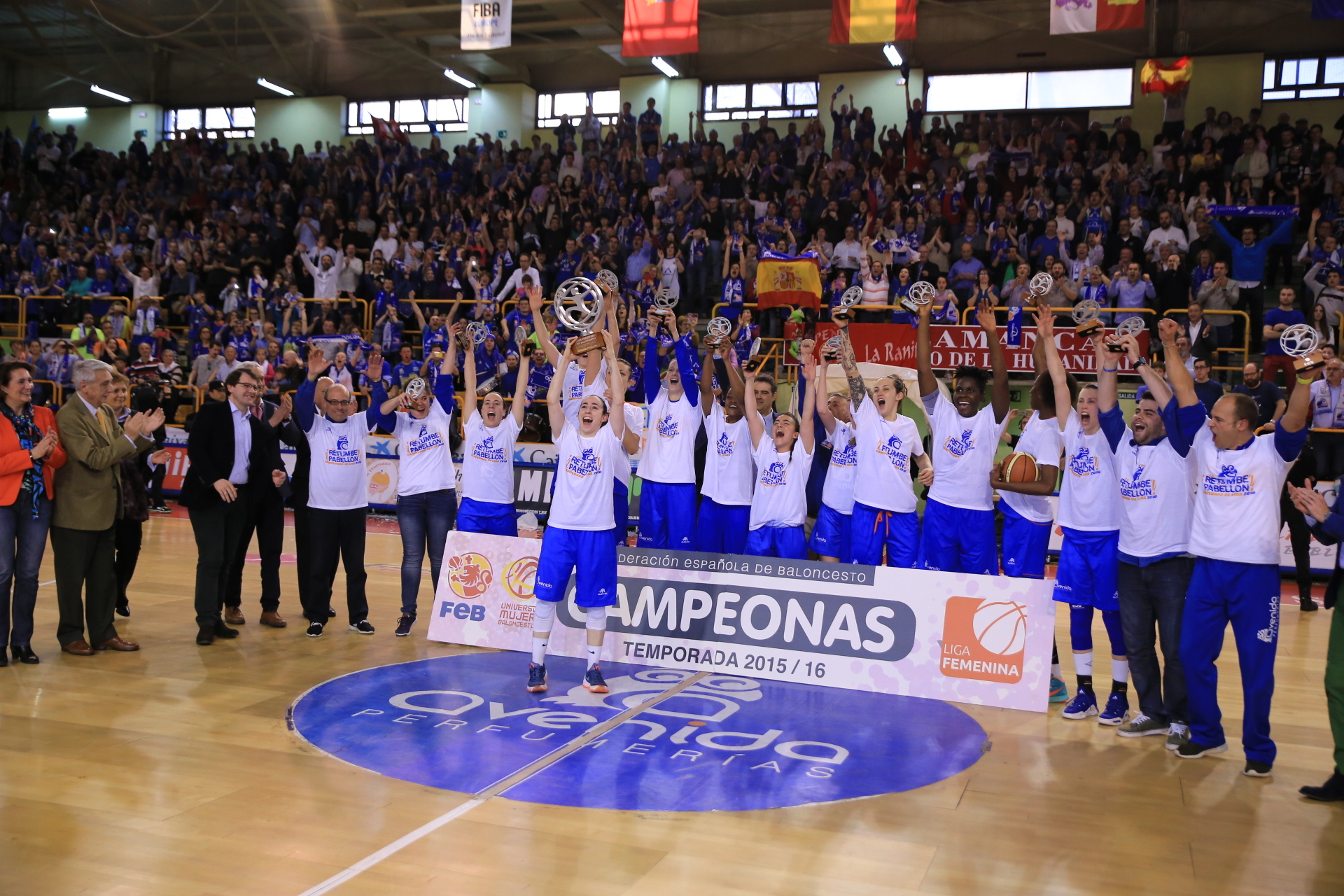 Silvia Domínguez levanta el título. Alberto Martín