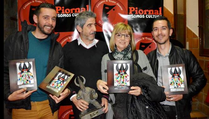 Integrantes de Esfinge Teatro con los cinco premios