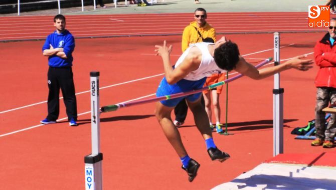 Un momento del salto de altura en las pruebas de los Juegos Escolares