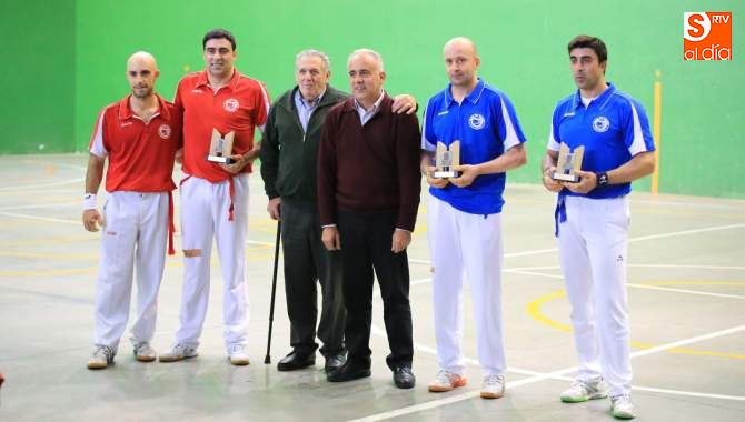 Jesús María Ortiz, diputado de Deportes, posa con los pelotaris