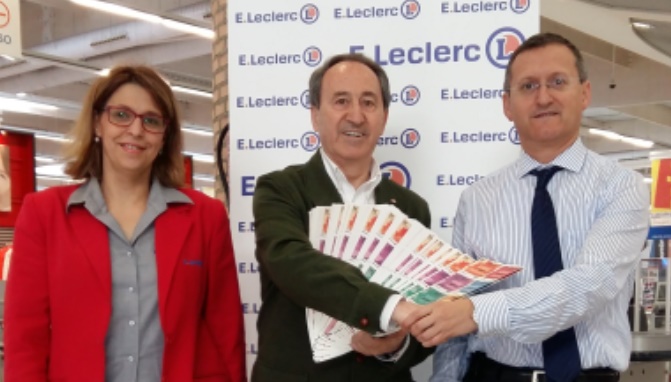 Entrega de los boletos del sorteo