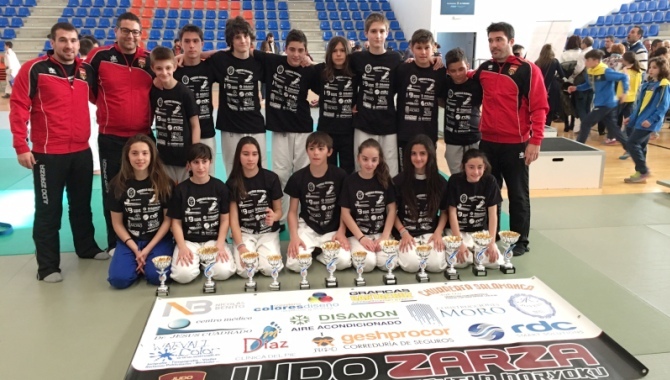 Foto familiar de los judokas salmantinos en el Autonómico