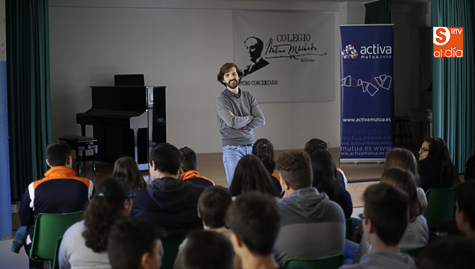 Momento de la charla a los alumnos del Antonio Machado (Foto de Álex López)